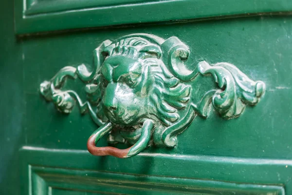 LISBOA, PORTUGAL, 22 de junio de 2017. La manija decorativa hermosa de la puerta decora una puerta de entrada del edificio antiguo — Foto de Stock