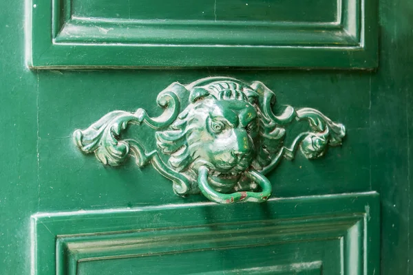 LISBOA, PORTUGAL, 22 de junio de 2017. La manija decorativa hermosa de la puerta decora una puerta de entrada del edificio antiguo —  Fotos de Stock