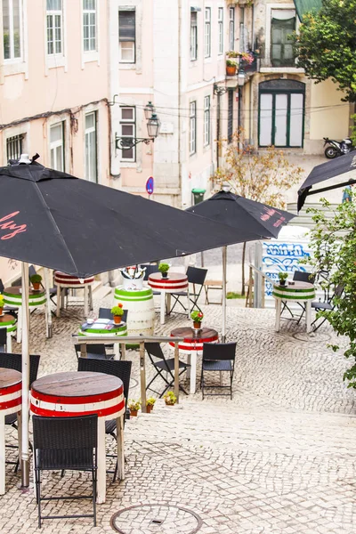 Lizbon, Portekiz, üzerinde 22 Haziran 2017. Şehrin tarihi bir bölümünü açık havada güzel Cafe ziyaret edenler bekler — Stok fotoğraf