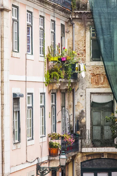 LISBONNE, PORTUGAL, le 22 juin 2017. Le soleil éclaire une façade de bâtiment dans le centre-ville et son décor typique — Photo