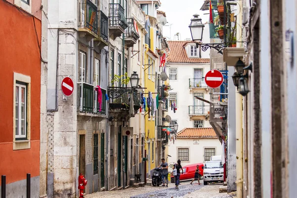 Lizbon, Portekiz, üzerinde 22 Haziran 2017. Tarihi binalar, şehir merkezinde çekici manzarası olun. insanlar güzel sokakta hareket 