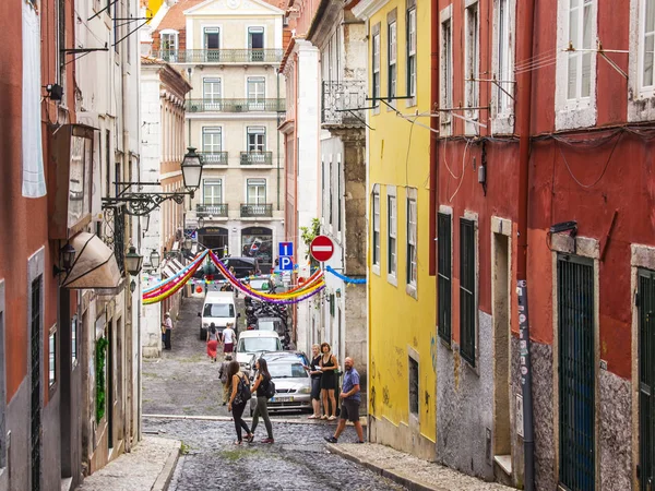 Lizbon, Portekiz, üzerinde 22 Haziran 2017. Tarihi binalar, şehir merkezinde çekici manzarası olun. insanlar güzel sokakta hareket 