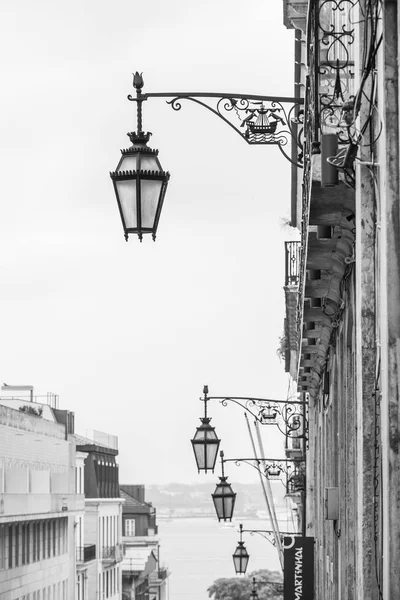 LISBONA, PORTOGALLO, il 22 giugno 2017. La bella lampada antica decora una facciata di un edificio nel centro — Foto Stock