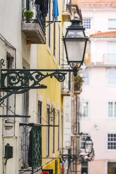    Lizbon, Portekiz, üzerinde 22 Haziran 2017. Şehir merkezinde bir bina cephe güzel eski lamba Süsle 