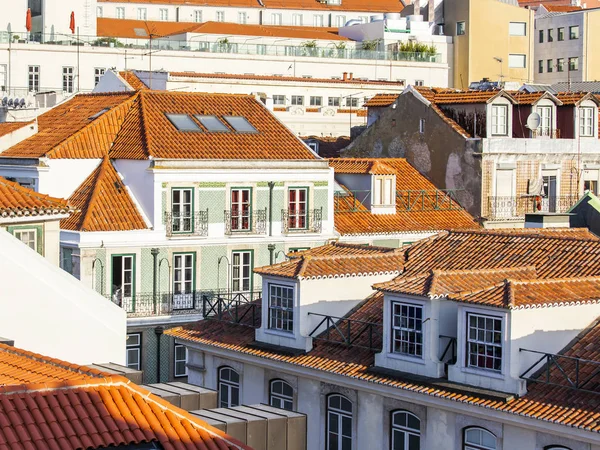 Lizbona, Portugalia, na 15 czerwca 2017 r. Letni dzień. Słońce świeci czerwone dachy miasta na zboczu wzgórza — Zdjęcie stockowe
