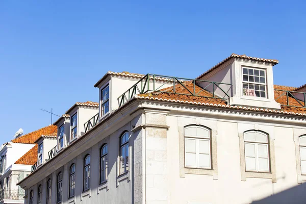 LISBOA, PORTUGAL, 22 de junio de 2017. El sol ilumina una fachada del edificio en el centro y su decoración típica —  Fotos de Stock