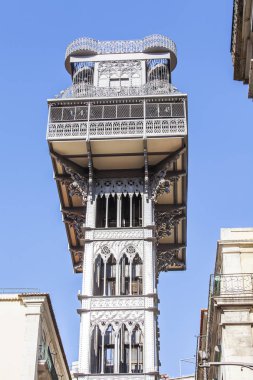 Lizbon, Portekiz, üzerinde 22 Haziran 2017. Günbatımı güneş ışıkları Elevador de Santa Justa (Elevador Carmo), bir kentin ana turistik yerler