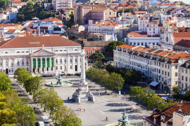 Lizbon, Portekiz, üzerinde 15 Haziran 2017. Yaz günü. Bir tepenin yamacında şehir şehir ve kırmızı çatılar Panoraması bilir 