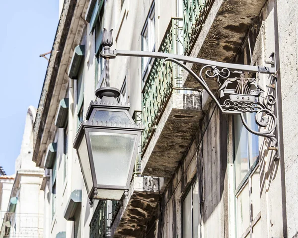 Lissabon, Portugal, op 22 juni 2017. De prachtige oude lamp siert de gevel van een gebouw in het centrum — Stockfoto