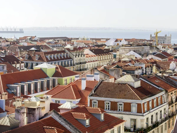 LISBON, PORTUGAL, on June 15, 2017. Summer day. The sun lights red roofs of downtown on a hill slope — Stock Photo, Image