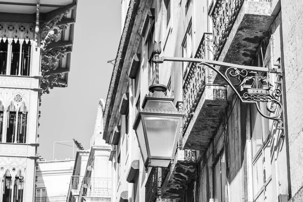 Lisabon, Portugalsko, na 22. června 2017. Krásné staré lampy zdobí fasádu budovy v centru města — Stock fotografie