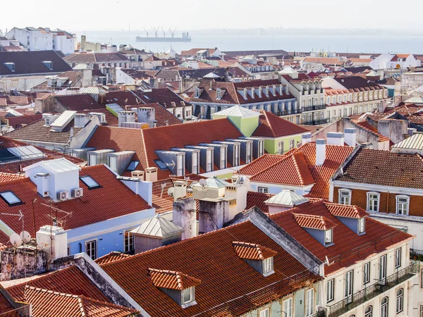 Lizbon, Portekiz, üzerinde 15 Haziran 2017. Yaz günü. Bir tepenin yamacında leyleklerin şehir merkezinin bilir 