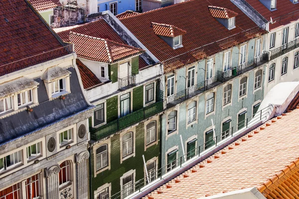 Lissabon, Portugal, op 15 juni 2017. Zomerdag. De zon licht rode daken van het centrum op een helling van de heuvel — Stockfoto