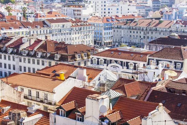 Lissabon, Portugal, op 15 juni 2017. Zomerdag. De zon licht rode daken van het centrum op de rivier de Tejo — Stockfoto