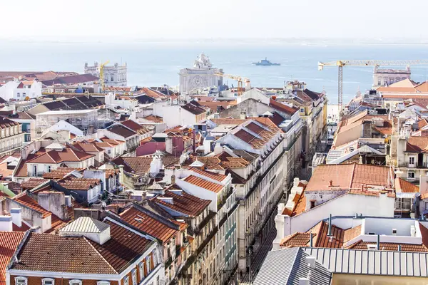 Lizbon, Portekiz, üzerinde 15 Haziran 2017. Yaz günü. Tejo Nehri'nin üzerinde leyleklerin şehir merkezinin bilir