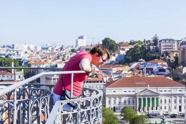 LISBONNE, PORTUGAL, le 15 juin 2017. Jour d'été. La jeune femme séduisante considère un panorama de la ville et les toits rouges du centre-ville — Photo