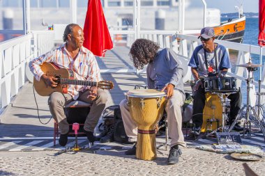Lizbon, Portekiz, üzerinde 22 Haziran 2017. Sokak müzisyenleri Tejo Nehri kıyısında açık havada genel eğlendirmek. 
