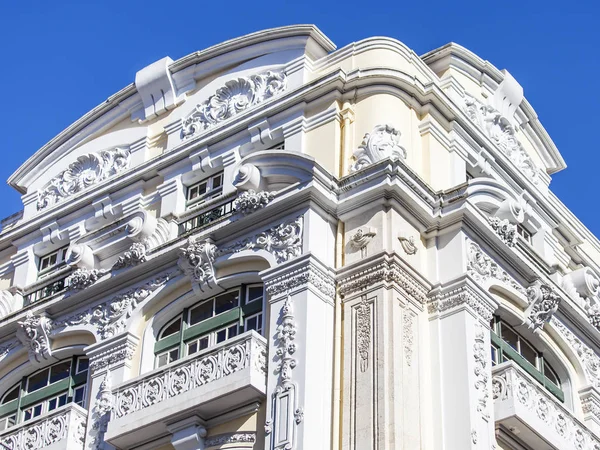 LISBOA, PORTUGAL, em 22 de junho de 2017. O sol ilumina uma fachada de edifício no centro da cidade e sua decoração típica — Fotografia de Stock