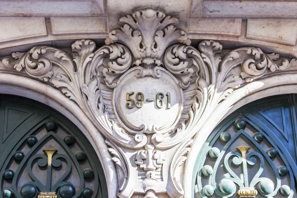 Lisbon, portugal, am 22. juni 2017. die sonne beleuchtet eine fassade eines gebäudes in der innenstadt und ihre typische dekoration — Stockfoto