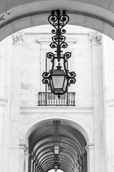 Lisabon, Portugalsko, na 15 června 2017. Krásné staré lampy zdobí kolonáda ve Praca do Comyrcio — Stock fotografie