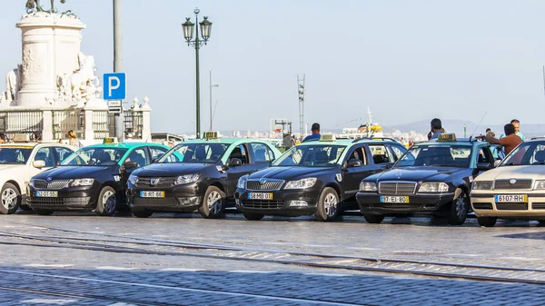 Lissabon, Portugal, op 22 juni 2017. Vele auto's van de taxi verwachten passagiers aan de rivieroever van Tejo — Stockfoto