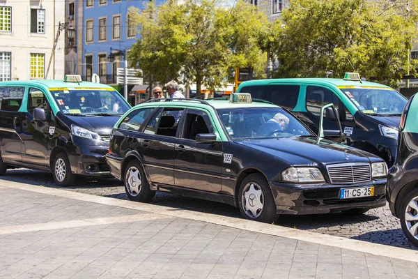 LISBONA, PORTOGALLO, il 22 giugno 2017. Numerose auto del taxi si aspettano passeggeri sulla strada della città in centro — Foto Stock