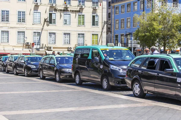 Lisabon, Portugalsko, na 22. června 2017. Mnoho vozů taxi očekávají cestující na město ulice v centru města — Stock fotografie