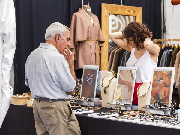 Lisbon, portugal, am 22. juni 2017. typische portugiesische souvenirs werden in einem Schaufenster präsentiert, um die käufer einzubeziehen — Stockfoto