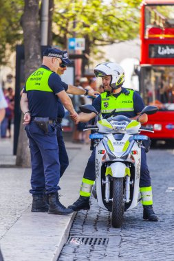 Lizbon, Portekiz, üzerinde 22 Haziran 2017. Polis devriye şehir şehir sokak bir siparişte korunması hizmet vermektedir