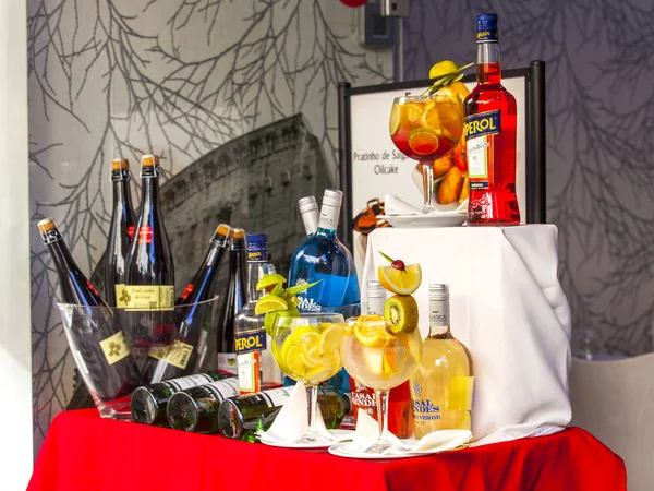  Lizbon, Portekiz, üzerinde 22 Haziran 2017. Tipik Portekizce şarap bir sergi sayacı üzerine sunulur  