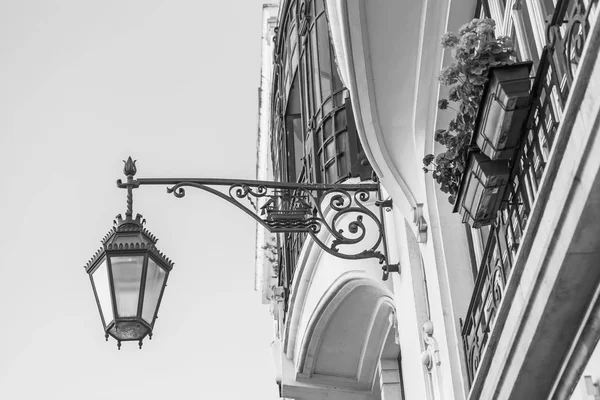 LISBOA, PORTUGAL, 22 de junio de 2017. La hermosa lámpara antigua decora una fachada de edificio en una parte histórica de la ciudad —  Fotos de Stock