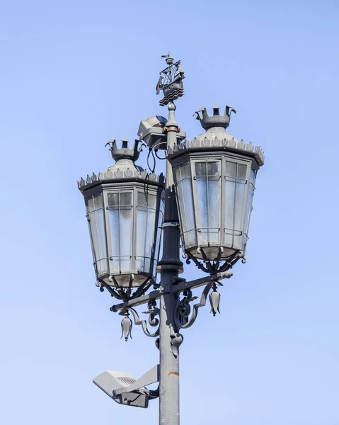 LISBONNE, PORTUGAL, le 22 juin 2017. La belle lampe ancienne décore une façade de bâtiment dans une partie historique de la ville — Photo