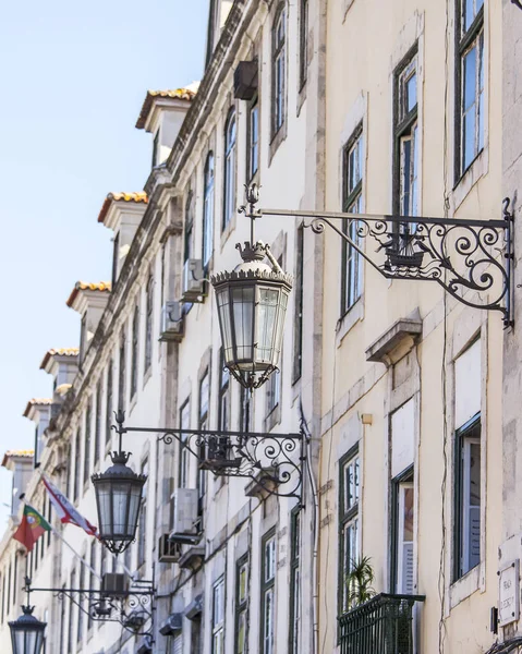 Lizbona, Portugalia, na 22 czerwca 2017 r. Piękna Lampa starożytnych zdobi fasada budynku w zabytkowej części miasta — Zdjęcie stockowe