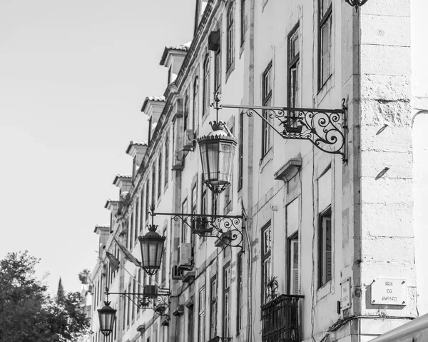 LISBOA, PORTUGAL, 22 de junio de 2017. La hermosa lámpara antigua decora una fachada de edificio en una parte histórica de la ciudad — Foto de Stock