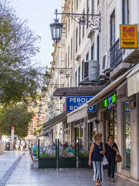 LISBOA, PORTUGAL, 22 de junio de 2017. Edificios históricos hacen atractivo horizonte de la pieza en el centro. la gente se mueve en la hermosa calle — Foto de Stock