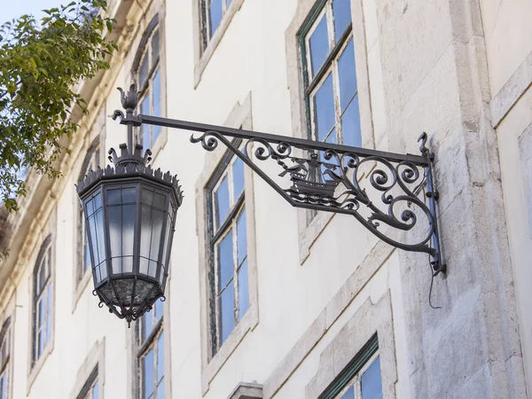     Lizbon, Portekiz, üzerinde 22 Haziran 2017. Güzel eski lamba şehrin tarihi kesiminde bir bina cephe Süsle