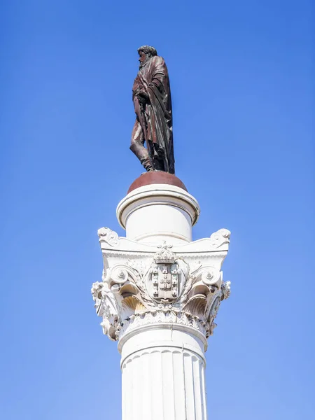 リスボン、ポルトガル、2017 年 6 月 15 日に。記念碑は、ダウンタウンのピーター Iv 広場の建築物を飾る。フラグメント. — ストック写真
