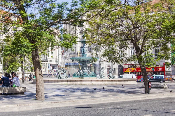 Lisbon, portugal, am 15. juni 2017. der schöne brunnen schmückt einen architektonischen komplex von peter iv platz in der innenstadt. — Stockfoto