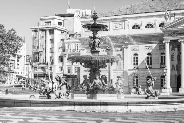 리스본, 포르투갈, 2017 년 6 월 15 일에. 아름 다운 분수 장식 시내에서의 피터 Iv 광장의 복잡 한 건축. — 스톡 사진