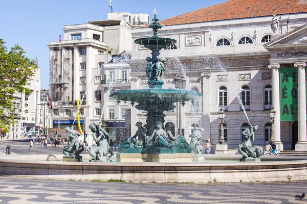 LISBOA, PORTUGAL, em 15 de junho de 2017. A bela fonte decora um complexo arquitetônico de Peter IV Square de no centro da cidade . — Fotografia de Stock