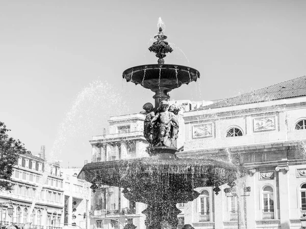Lisabon, Portugalsko, na 15 června 2017. Krásná fontána zdobí Architektonický komplex Peter Iv náměstí v centru města. — Stock fotografie