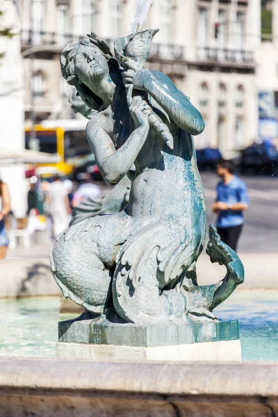 LISBONA, PORTOGALLO, il 15 giugno 2017. La bella fontana decora un complesso architettonico di Piazza Pietro IV . — Foto Stock