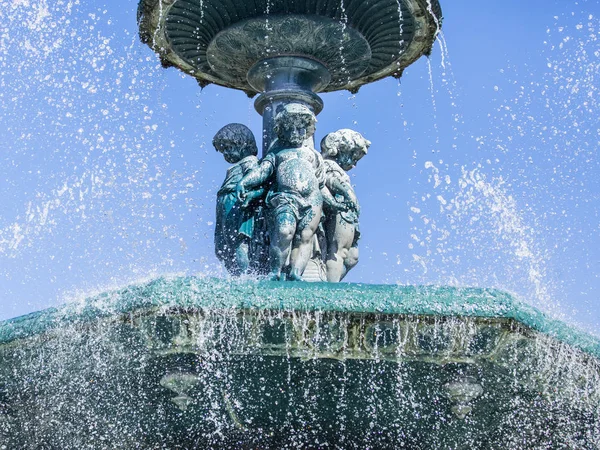 Лісабон, Португалія, на 15 червня 2017 року. Прекрасний фонтан прикрашає архітектурний комплекс Петро Iv площі в центрі міста. — стокове фото