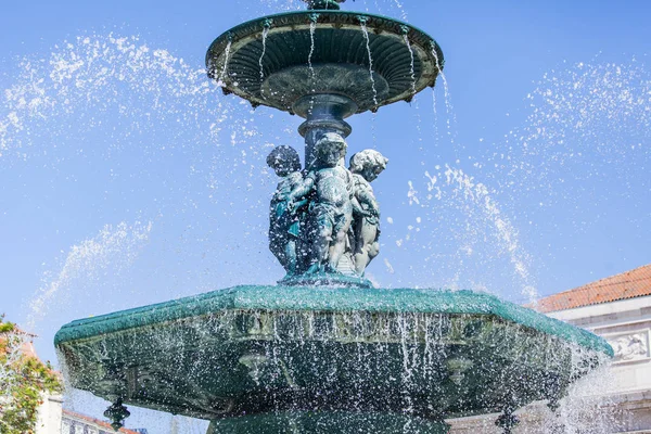 LISBON, PORTUGALI, 15. kesäkuuta 2017. Kaunis suihkulähde koristaa arkkitehtoninen monimutkainen Pietari IV Square keskustassa . — kuvapankkivalokuva
