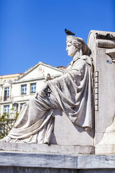 LISBON, PORTUGAL, 15 июня 2017 года. Памятник украшает архитектурный комплекс площади Петра IV в центре города. Фрагмент . — стоковое фото