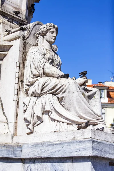LISBON, PORTUGAL, 15 июня 2017 года. Памятник украшает архитектурный комплекс площади Петра IV в центре города. Фрагмент . — стоковое фото