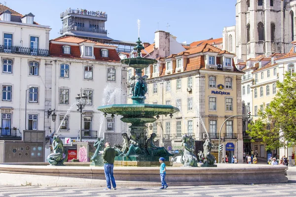 LISBOA, PORTUGAL, 15 de junio de 2017. La hermosa fuente decora un complejo arquitectónico de la plaza de Pedro IV en el centro de . — Foto de Stock