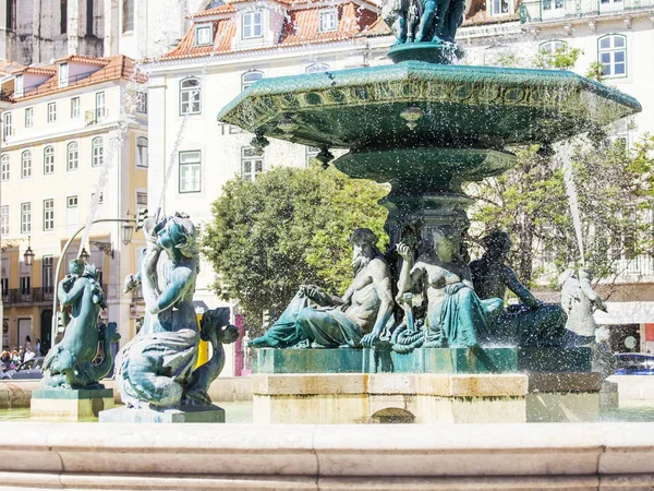 LISBONNE, PORTUGAL, le 15 juin 2017. La belle fontaine décore un complexe architectural de la Place Pierre IV du centre-ville . — Photo