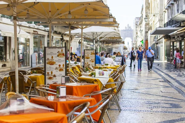 LISBOA, PORTUGAL, 22 de junio de 2017. Café de la calle espera de los visitantes bajo el cielo abierto en una parte histórica de la ciudad —  Fotos de Stock