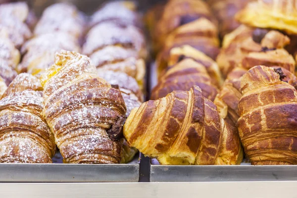 Croissant freschi saporiti su un banco in negozio — Foto Stock